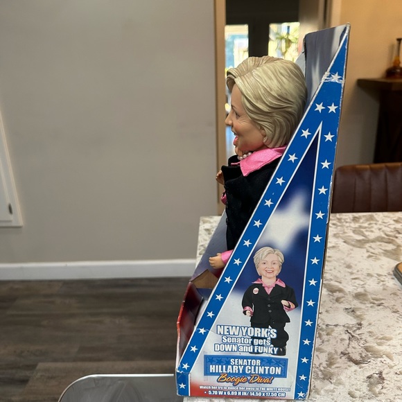 Senator Hillary Clinton Boogie Diva, dancing & singing doll, was created in 2008 - Picture 6 of 6